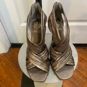 NWOT VINCE CAMUTO WOMEN’S Cesela Metallic Sandals